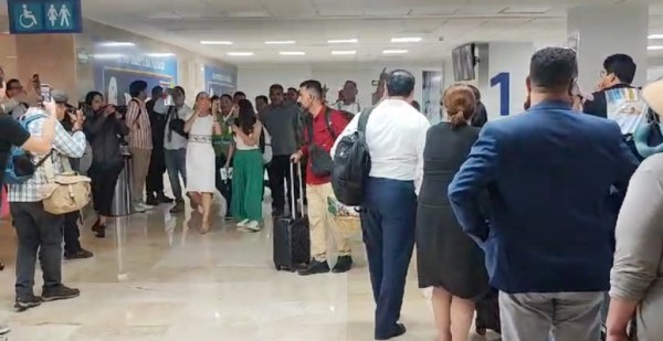 Sheinbaum es recibida con gritos de “fuera, fuera”, en el aeropuerto de Veracruz; acompañantes y seguidores corean “presidenta”