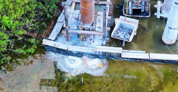 Ambientalistas acusan un derrame de cemento en la laguna Nichupté durante la construcción de un puente en Cancún