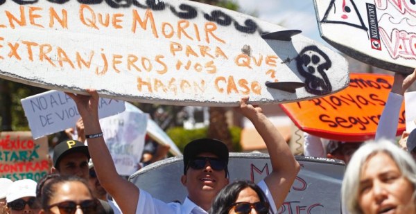 El asesinato de tres surfistas extranjeros resalta los riesgos del turismo en algunas partes de México
