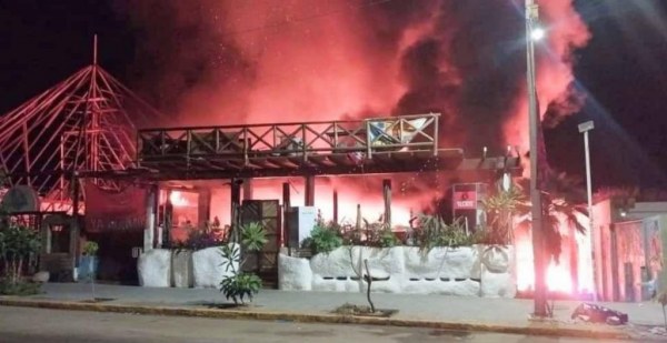 Empresario denuncia que sujetos incendiaron dos restaurantes de su propiedad en la Costera Miguel Alemán de Acapulco