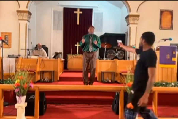 Un sujeto intenta disparar contra pastor en una iglesia en plena misa