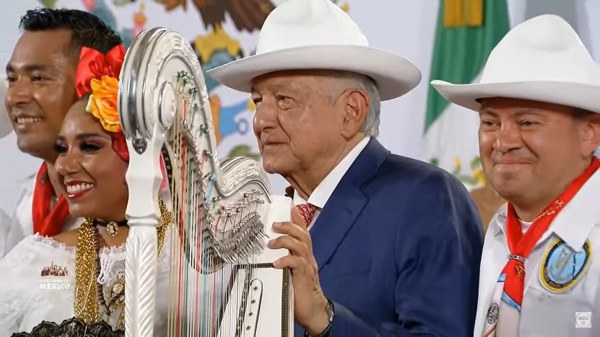 Concluye López Obrador breve festejo a las madres