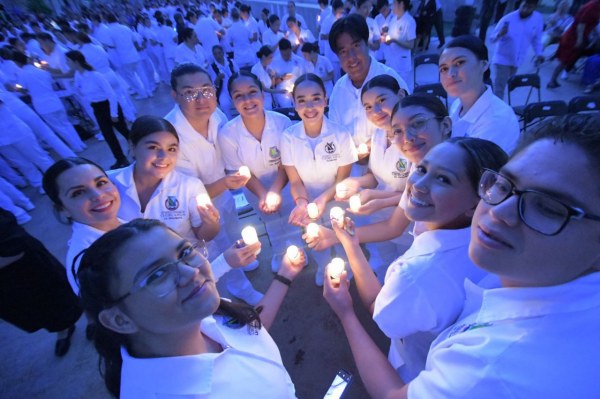 Realiza FEN-UACH su tradicional ceremonia de “transición de luz” en el Día de la Enfermería