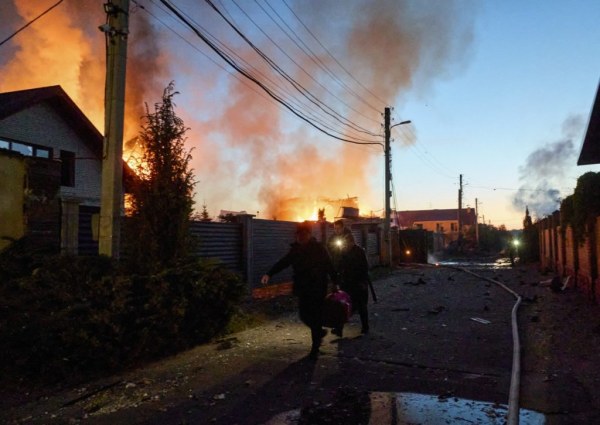 Ataque de dron ucraniano provoca incendio en una refinería en Moscú; el fuego ya fue sofocado y no se registran heridos