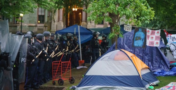 Decenas de manifestantes son detenidos durante los desalojos de campamentos propalestinos en campus universitarios de EU