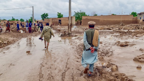 Fuertes inundaciones devastan Afganistán y dejan más de 300 muertos