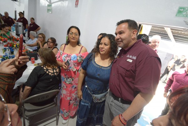 Cruz Pérez Cuéllar asiste a la celebración del Día de las Madres con jubiladas y pensionadas municipales
