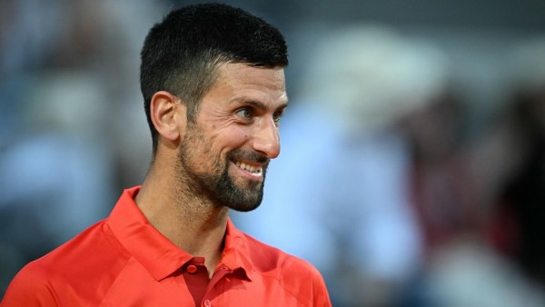 Djokovic firma autógrafos con casco tras recibir un golpe con una botella