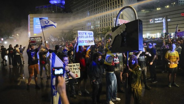 La Policía israelí dispersa con cañones de agua una protesta por la liberación de rehenes