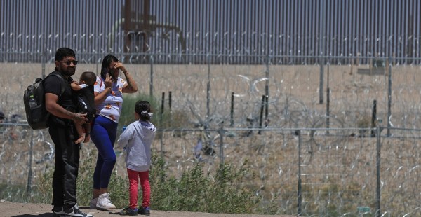 Nuevas restricciones de asilo en EU generan desolación entre migrantes en la frontera con México