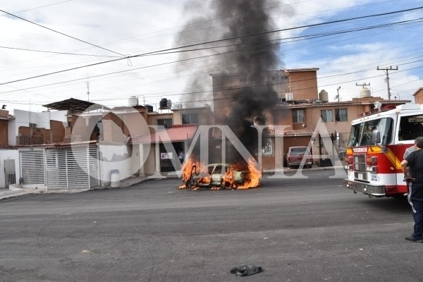 Se incendia vehículo en Chihuahua 2000