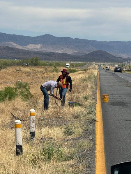 Ciudadanos tapan baches de la carretera Chihuahua - Juárez