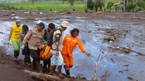 Ríos de lava fría azotan Indonesia y dejan más de 40 muertos
