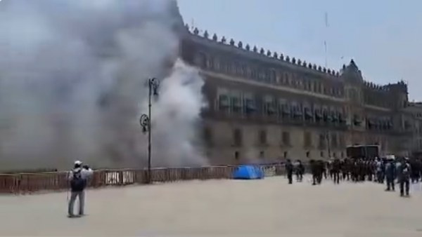 Lanzan normalistas petardos a fachada del Palacio Nacional