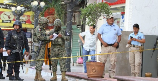 Grupo armado irrumpe en bar en Acapulco y mata a un policía ministerial