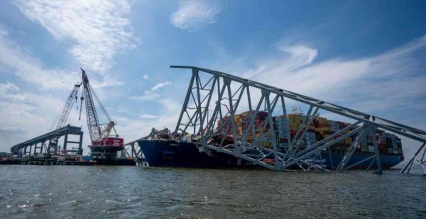 Continúan labores en el puente de Baltimore: derriban una parte para liberar al buque atrapado desde el accidente en marzo