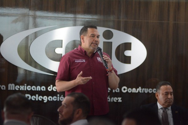Cruz Pérez Cuéllar presenta sus propuestas a empresarios de la construcción