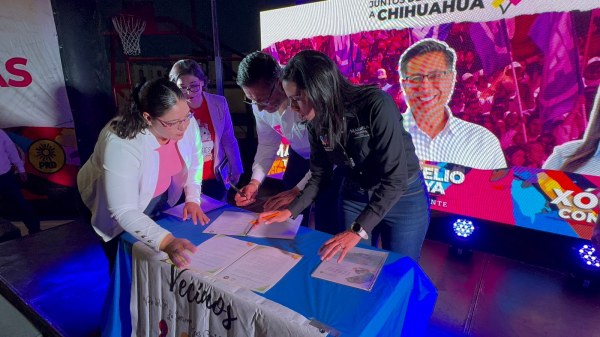 Marisela Terrazas y Rogelio Loya firman compromiso en Colonia Valle del Sol