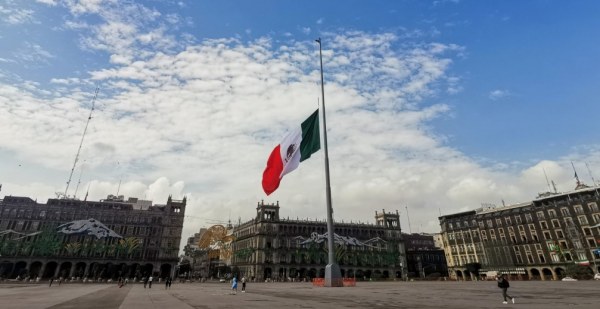 López Obrador afirma que la Bandera se izará en el Zócalo capitalino para la marcha de la Marea Rosa: “Las rejas sí las vamos a mantener”