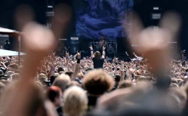Fans de la música celebran el Día Mundial del Heavy Metal