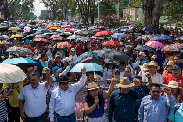CNTE mantiene paro y plantón en el Zócalo tras reunión con AMLO; rechaza aumento salarial del 10%