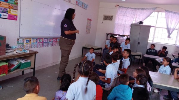 Protección civil Delicias capacita a  niños y maestros en el ejido el 10