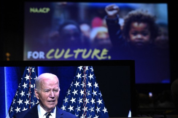 Biden llama a los votantes afroestadounidenses para detener el 