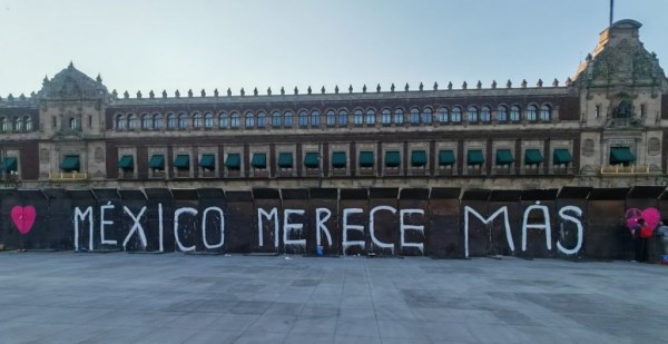 Jóvenes de la Marea Rosa pintan las vallas que blindan Palacio Nacional; ni elementos de seguridad ni la CNTE pudieron disuadirlos