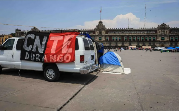 CNTE mantendrá plantón en el Zócalo; piden respeto a la Marea Rosa