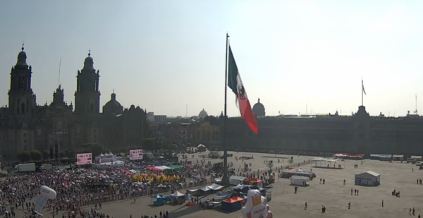 Ciudadanos llegan al Zócalo capitalino para la concentración de la Marea Rosa; elementos de Sedena izan la bandera