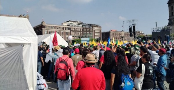 Integrantes de la CNTE se confrontan con asistentes de la Marea Rosa en uno de los accesos al Zócalo capitalino