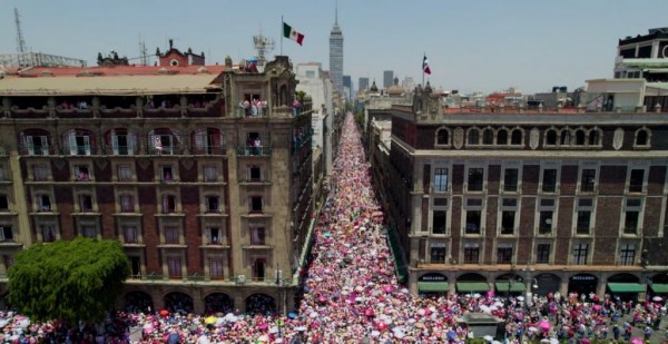 La Marea Rosa asegura que reunió a un millón de personas en el Zócalo; autoridades de la CDMX contabilizan 95 mil asistentes