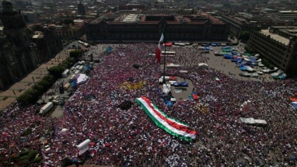 Gobierno capitalino dice que hubo 95 mil asistentes a marcha de la “marea rosa” en el Zócalo