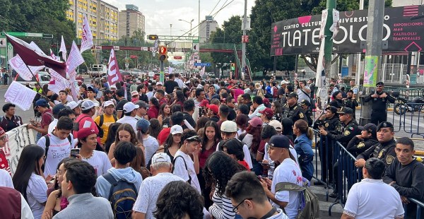 Simpatizantes de Morena y aliados llegan al Centro Tlatelolco tres horas antes del último debate presidencial