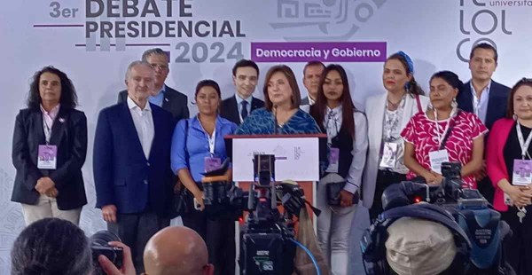 “Les importa más si usamos rosa que los candidatos asesinados”, dice Xóchitl Gálvez a Morena a su llegada al último debate presidencial