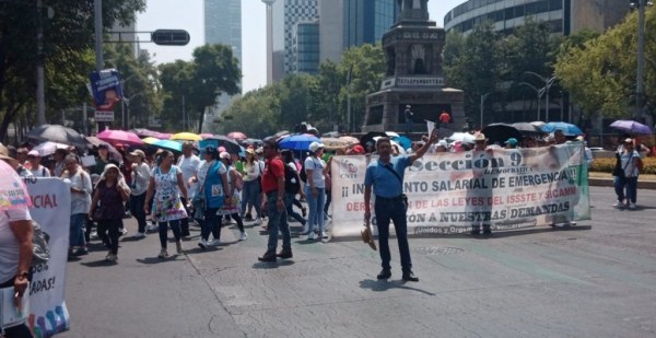 Maestros de la CNTE bloquean el cruce entre Reforma e Insurgentes para exigirle a AMLO la resolución de su pliego petitorio