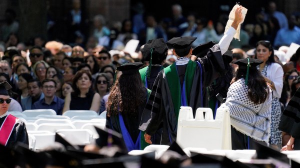 Estudiantes de Yale abandonan ceremonia de graduación a favor de los palestinos