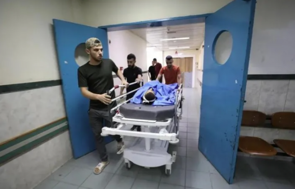 Pacientes abandonan un hospital en Gaza tras ataques israelíes