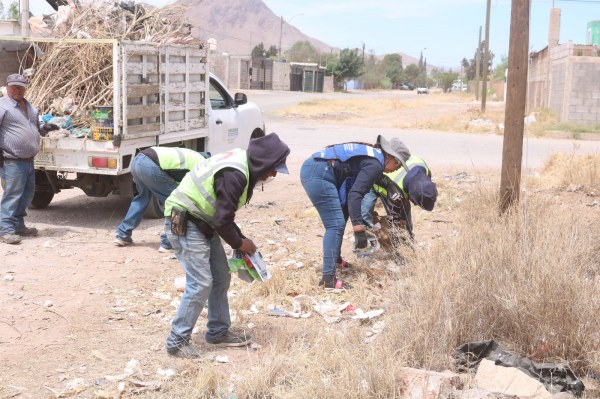 Para evitar acumulación de basura, limpia Municipio calles de colonia Villa Juárez