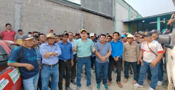 Se enfrentan supuestos militantes del PVEM y Morena afuera del instituto electoral de Chiapas; reportan un muerto