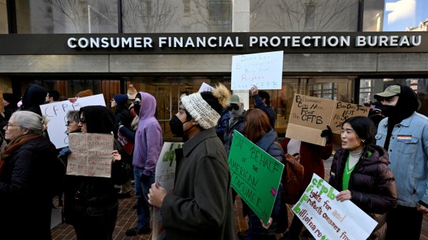 Jueza de EU bloquea temporalmente despidos en la Oficina de Protección Financiera del Consumidor