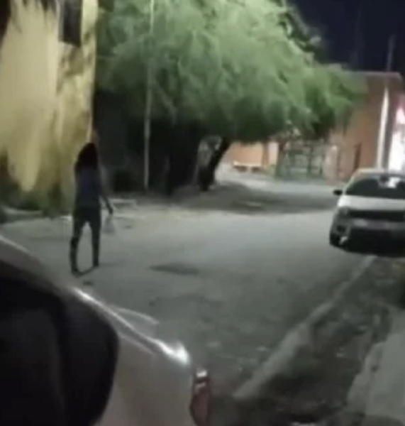 Captan en video el momento en el que una joven mujer abandona a su hijo en plena calle