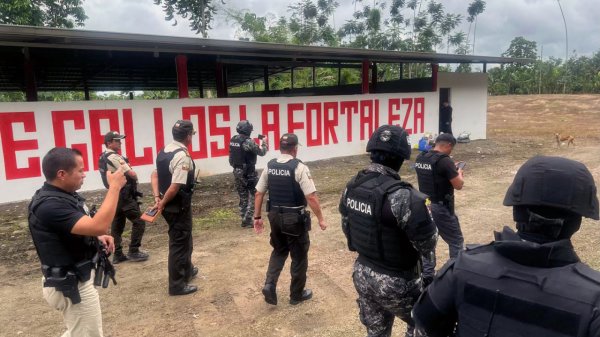 Atacantes vestidos de militares matan a 12 personas en Ecuador