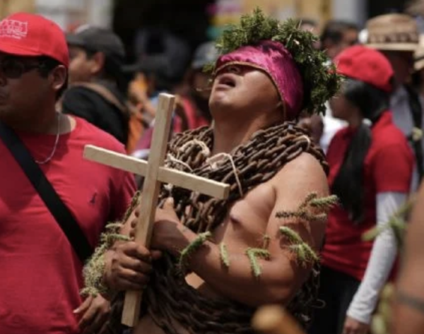 Hombres cargan cadenas y se perforan con cactus en tradición del Viernes Santo en Atlixco
