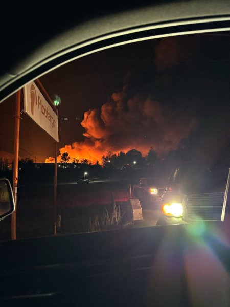 Controlan bomberos incendio en fábrica procesadora de manzanas en Pico Largo