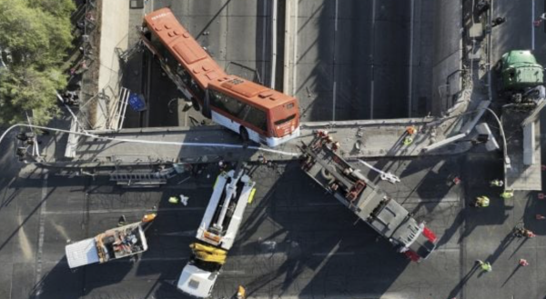 Vehículo choca contra autobús y cae desde paso elevado; reportan 11 heridos