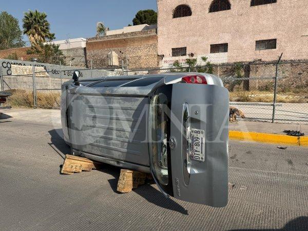 Vuelca camioneta en la colonia Guadalupe