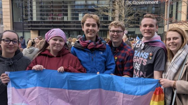 Miles de manifestantes protestan en Londres tras el dictamen contra el colectivo trans