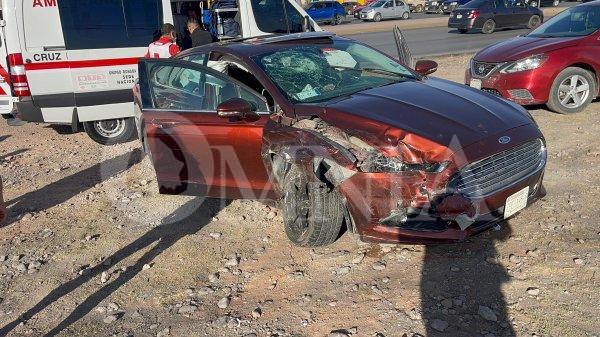 Choque deja dos lesionados en Av. Los Arcos