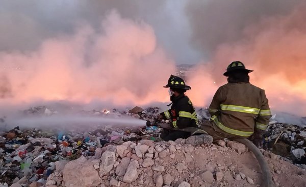 Trabaja personal del Gobierno Municipal y Bomberos en sofocar incendio en el Relleno Sanitario